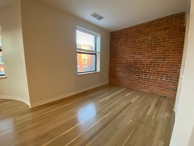 Building Photo - 108 Gainsborough St