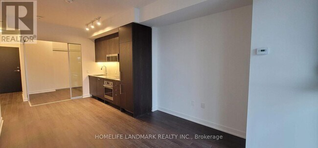 Photo du bâtiment - 250-250 Lawrence Ave W