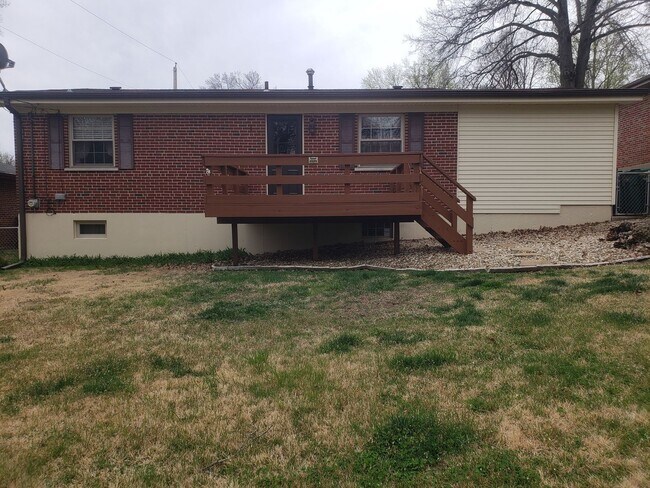 Building Photo - Gorgeous 3 Bedroom 1.5 Bath available in a...