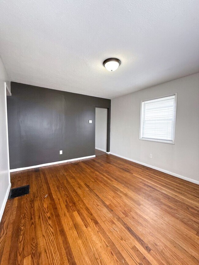 Foto del edificio - Move-In Ready 2BR Home w/ Refinished Hardwood Floors + Bonus Room Basement!