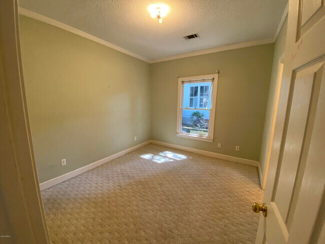 Building Photo - 7 Holbrook Dr