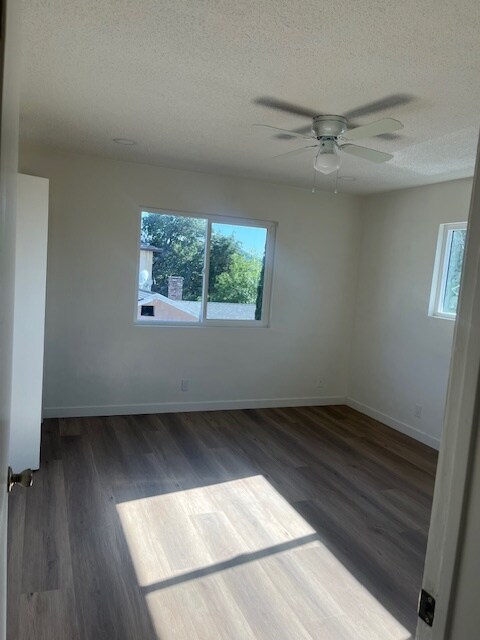Foto del edificio - 10420 Commerce Ave