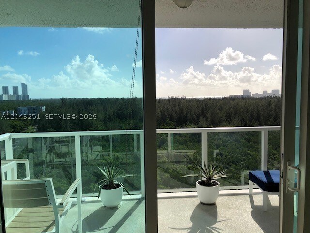 Foto del edificio - 15051 Royal Oaks Ln