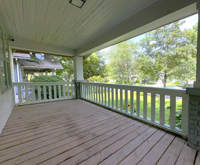 Foto del edificio - Don't Miss Out on this beautiful bungalow!