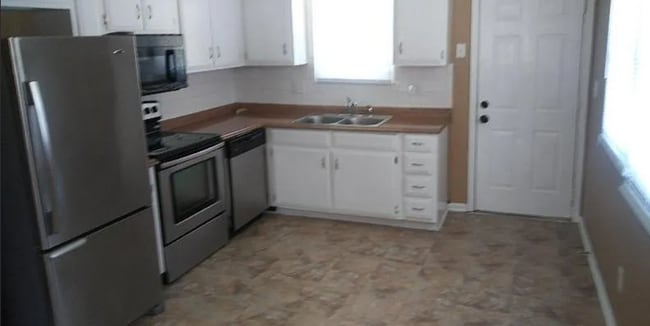 Building Photo - 3 Bed 1 Bath ready to rent!