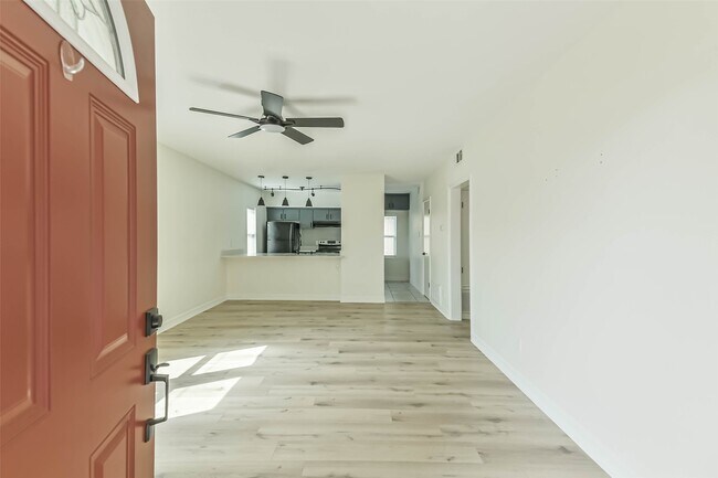 Foto del edificio - 5922 Fairdale Ln