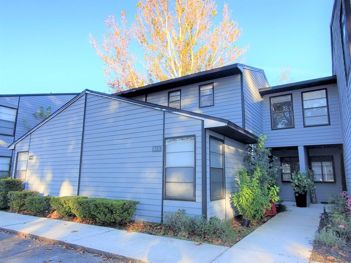 Foto principal - For Rent, 2 bed 2 bath townhouse in Marchwood