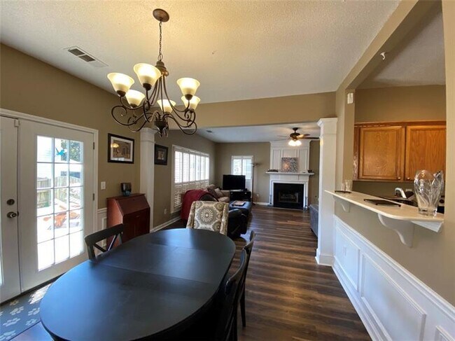 Building Photo - 1150 Lyndhurst Way
