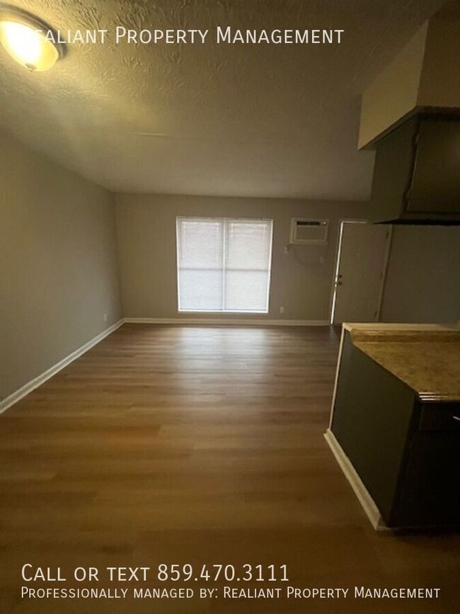 Foto del edificio - 2021 Cambridge Dr