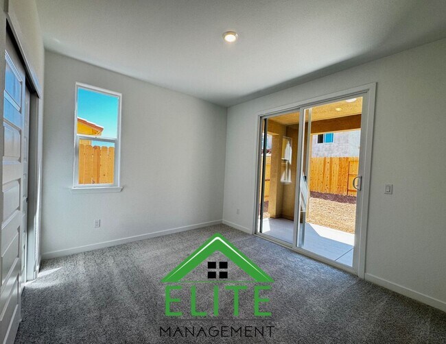Foto del edificio - Modern Living Meets Smart Design at 12688 ...