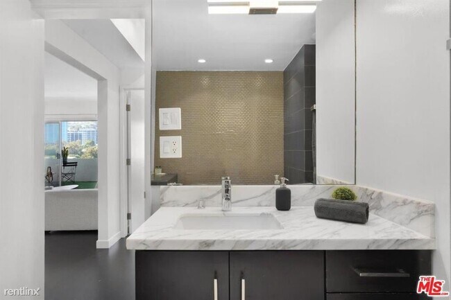 Foto del edificio - 1 br, 1 bath Condo - 838 N Doheny Dr Apt 1204