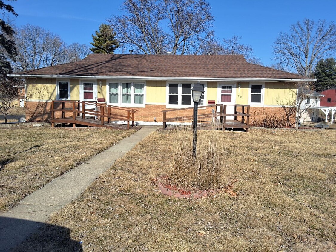 Primary Photo - 5315-5315 W Woodale Ct