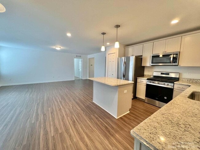 Building Photo - 10284 Swan Lake Cir