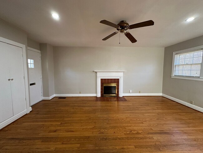 Foto del edificio - Coming Soon! Charming 1 BR House, 6 min from UK! New Flooring & Paint, Fenced Backyard, Pets Ok!