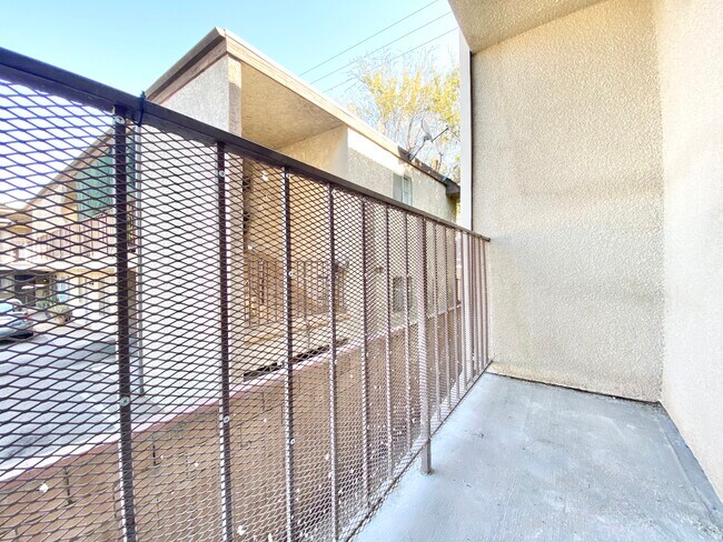 Foto del edificio - 7441 Hazeltine Ave
