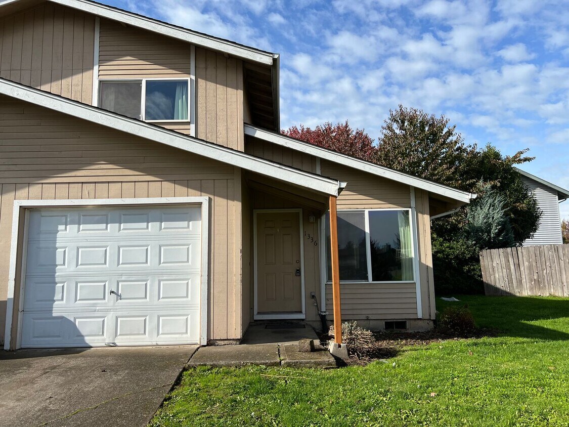 Foto principal - 2 bedroom 1.5 bath duplex