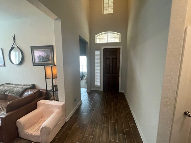 Foto del edificio - 5 Bedroom 3 bath Two Story home