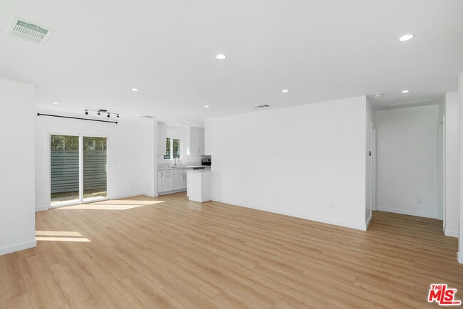 Building Photo - 7823 Kenyon Ave