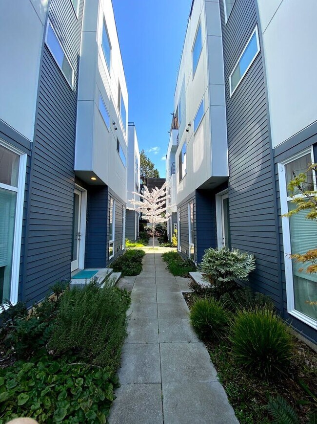 Building Photo - Gorgeous Modern Townhouse in South Park!