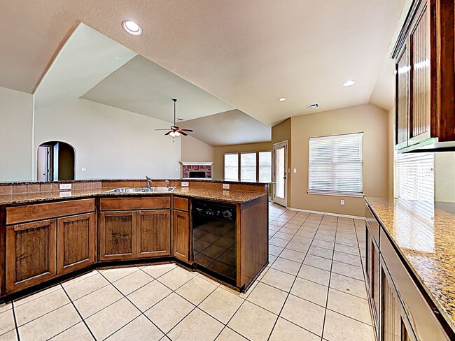 Foto del edificio - GREAT FLOOR PLAN WITH 3 CAR GARAGE