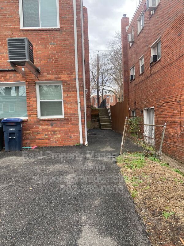 Building Photo - 208 Webster St NE