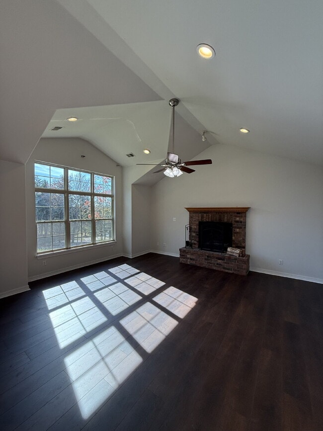 Building Photo - Spacious 3 BR with a fenced in backyard