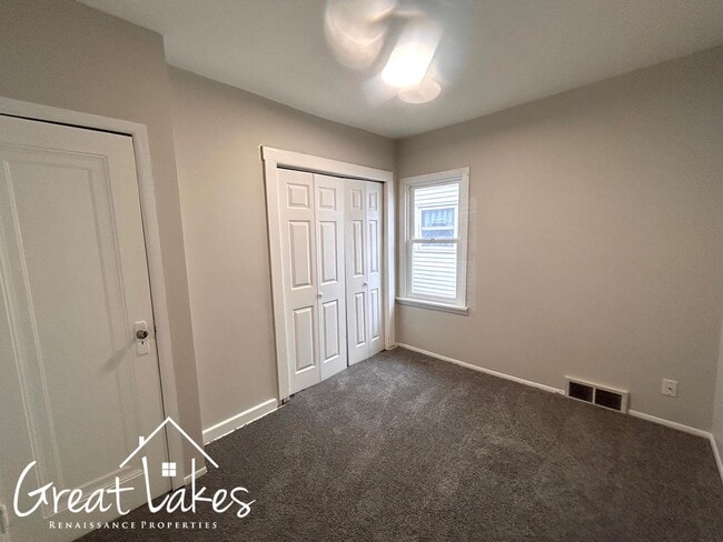 Building Photo - Beautiful 2 Bedroom 1 Bathroom now availab...