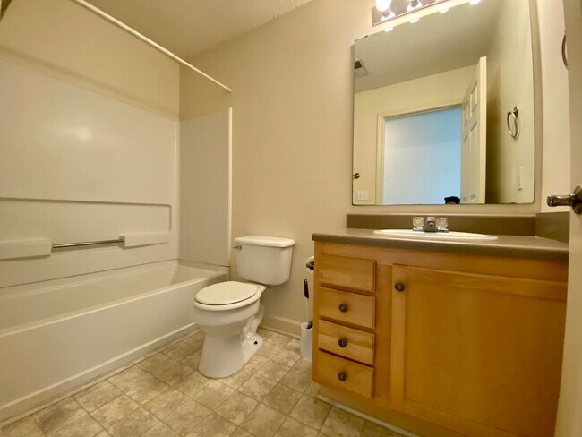 Foto del edificio - Cute Spacious Condo in Harts Cove!