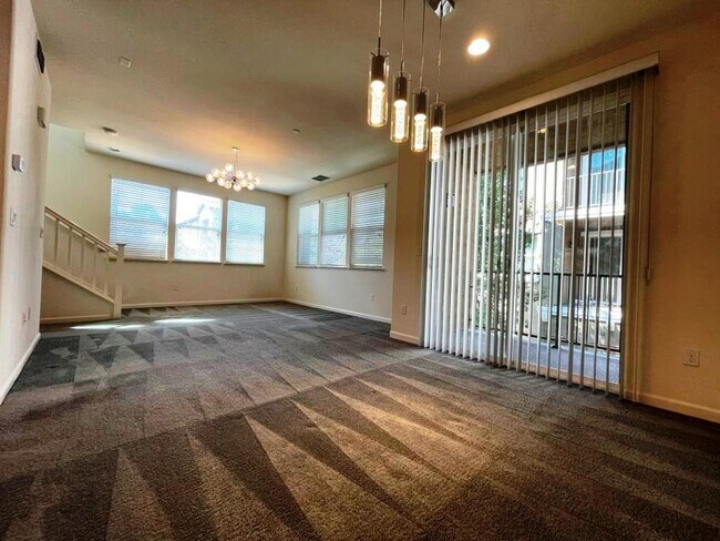 Building Photo - 675 Celadon Cir