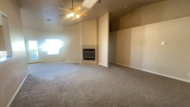Building Photo - 3 bedroom 2 bathroom Townhome in River Cove