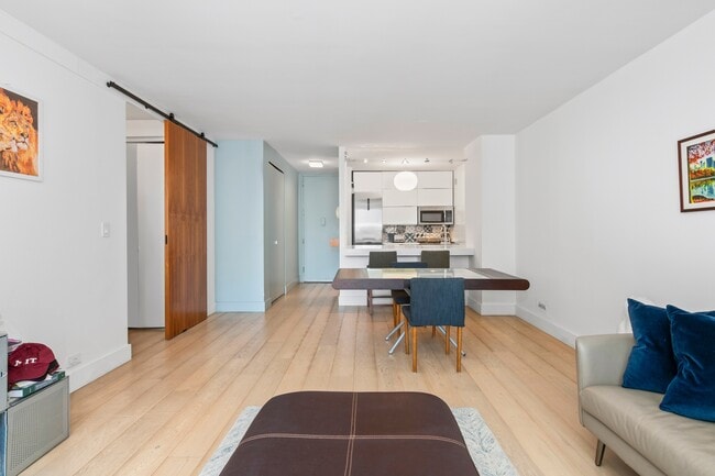 Building Photo - 30 W 61st St