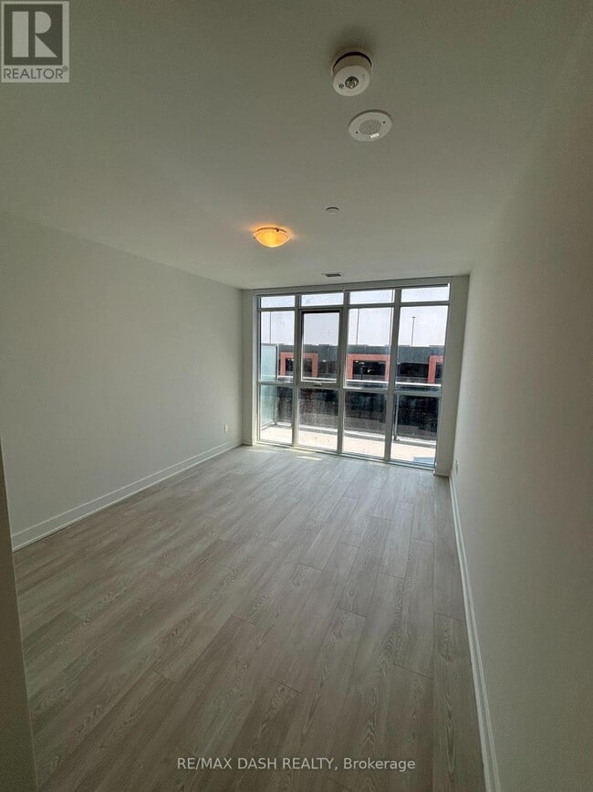 Photo du bâtiment - 2425-2425 Simcoe St N