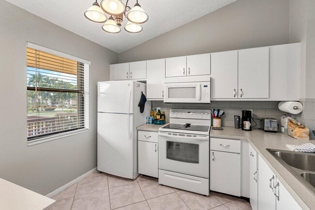 Foto del edificio - 4654 Lucerne Lakes Blvd E