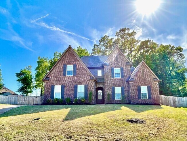 Foto del edificio - Now Leasing A 5 Bedroom 3 Bath Home In Olive Branch