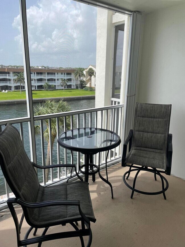Foto del edificio - 100 Paradise Harbour Blvd