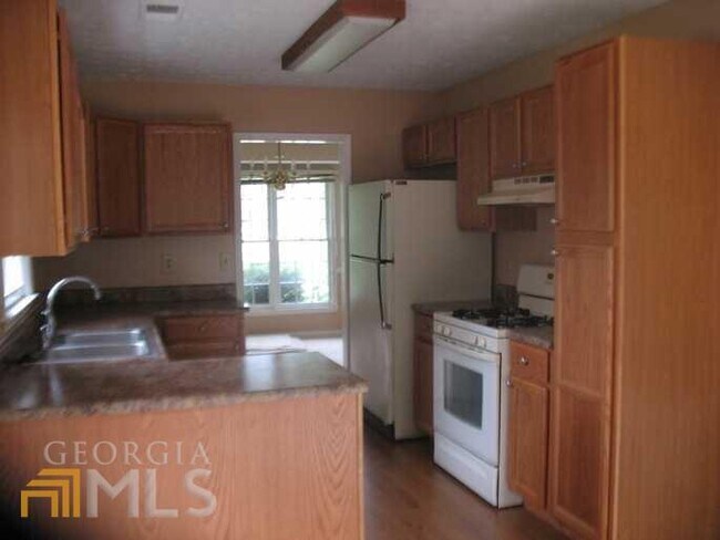 Building Photo - 4665 Hampton Square Dr