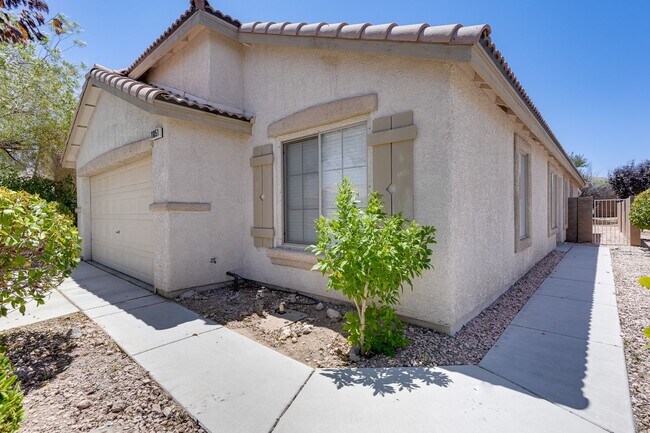 Foto del edificio - Spacious 4-Bedroom Home with Open Layout &...