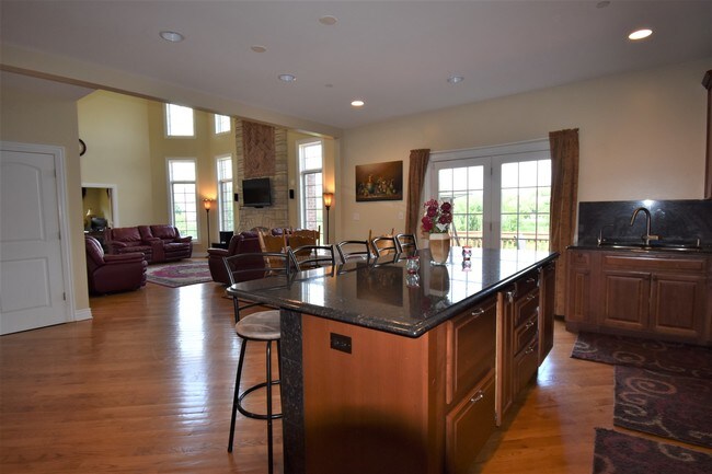 Building Photo - 7232 Roxbury Ct