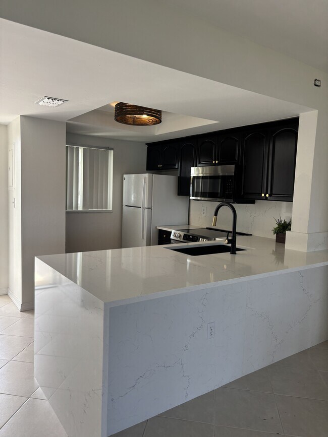 Foto del edificio - 25275 Rampart Blvd