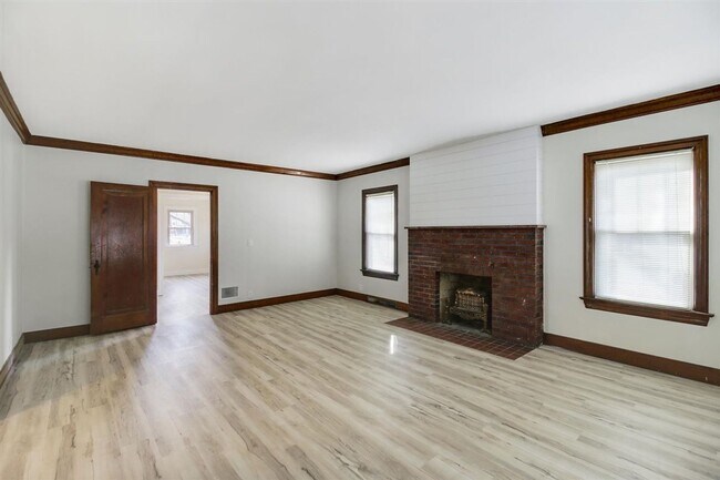 Foto del edificio - 5 bed, 3 bath updated home on Campus -  AVAILABLE AUGUST 2026