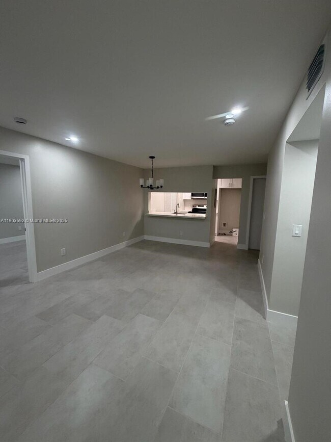 Foto del edificio - 9716 Hammocks Blvd