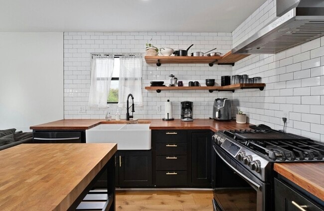 Building Photo - 2804 Crest Ave