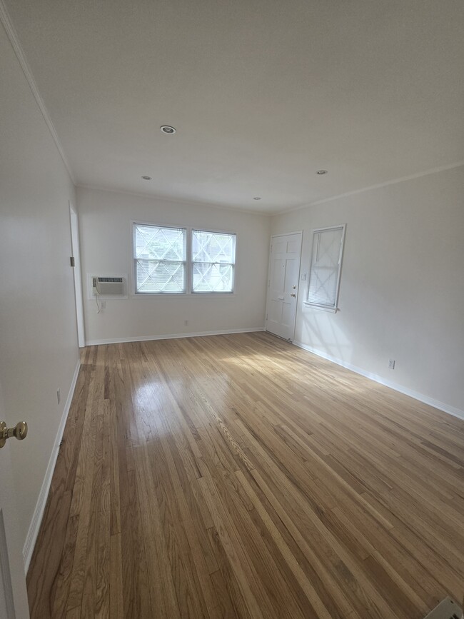 Living room - 13628 Leadwell St