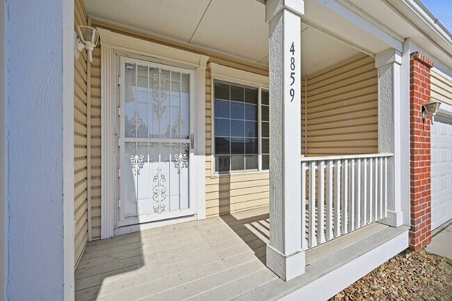 Building Photo - $2,495.95 - 3 Bed, 2 Bath Home in Denver with Central AC and Fenced in Yard!