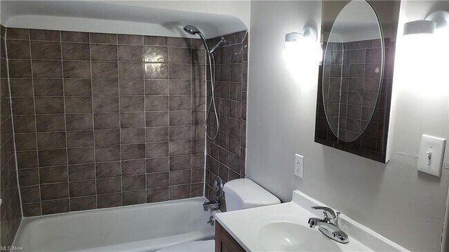 Foto del edificio - 1492 Maplegrove Rd