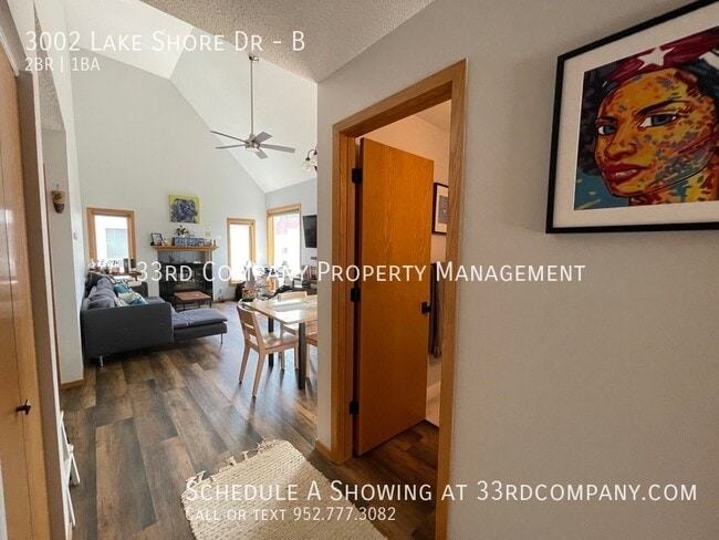 Building Photo - Updated 2 bedroom Condo steps from Bde Mak...