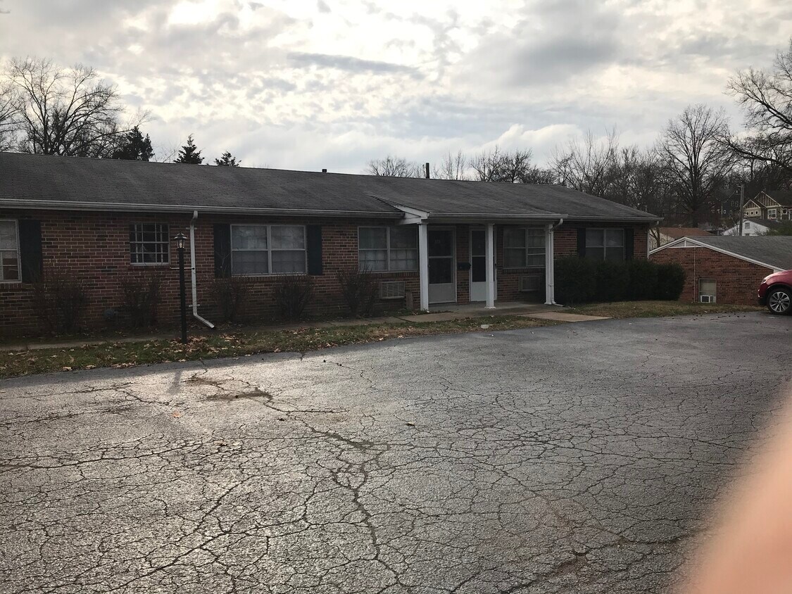 Front of building - 528 Wooddell Ct