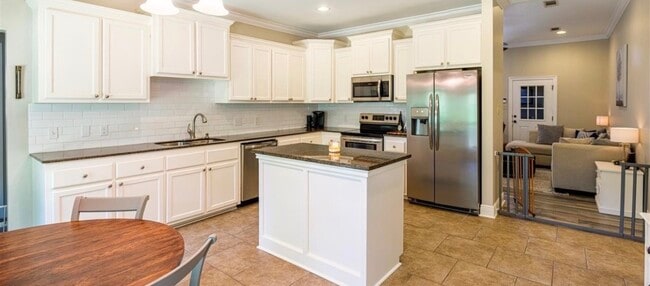 Foto del edificio - 16027 Belle Brittany Ave