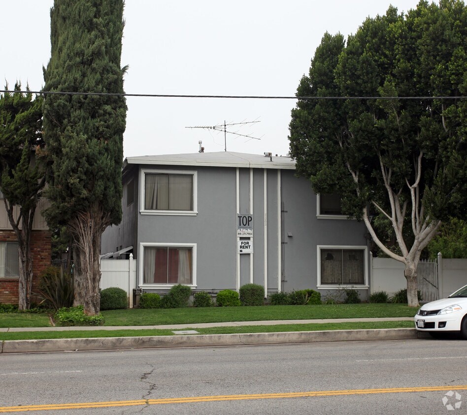 Building Photo - 8363 Lindley Ave