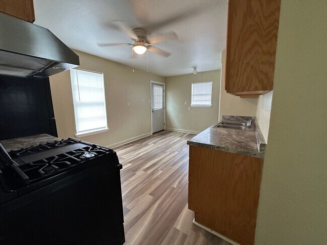 Foto del edificio - Welcome to this charming 2-bedroom, 1-bath...